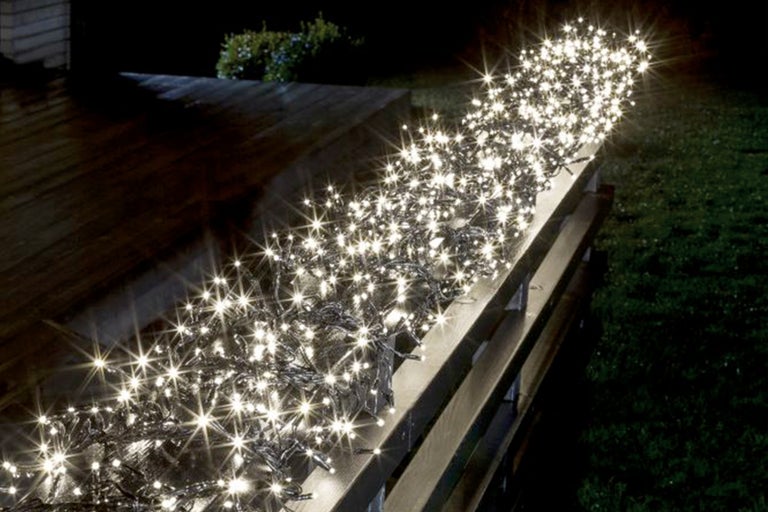 Dekorative Lichterkette auf einem Zaun im Aussenbereich