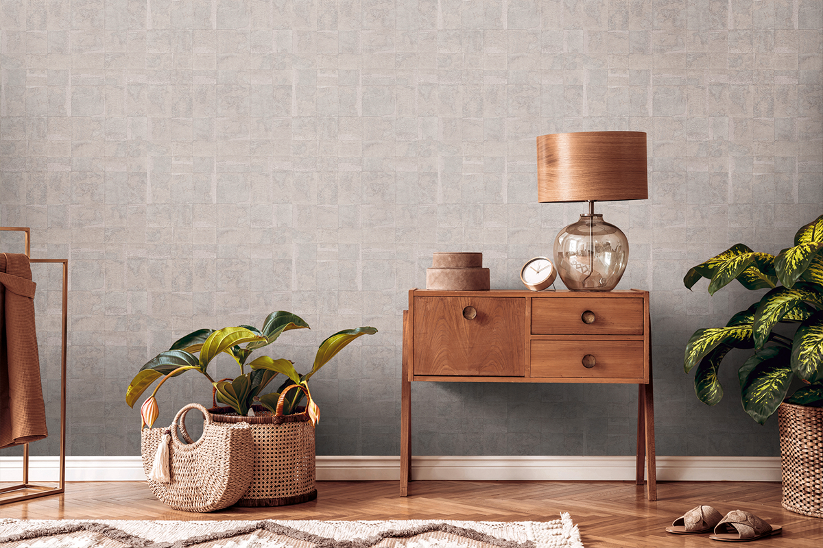Wohnraum mit Vliestapete mit quadratischem Strukturmuster in einem modernen und gemütlichen Einrichtungsstil mit Holzkommode und Pflanzen.