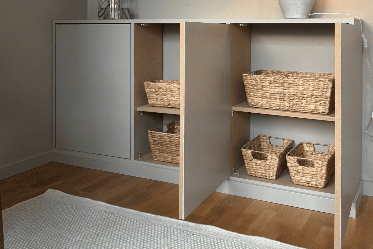 Schrank mit Regalen und Körben zur Aufbewahrung