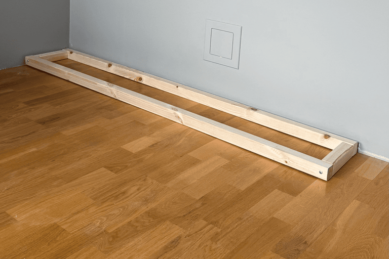 Holzrahmenkonstruktion an Wand und Boden