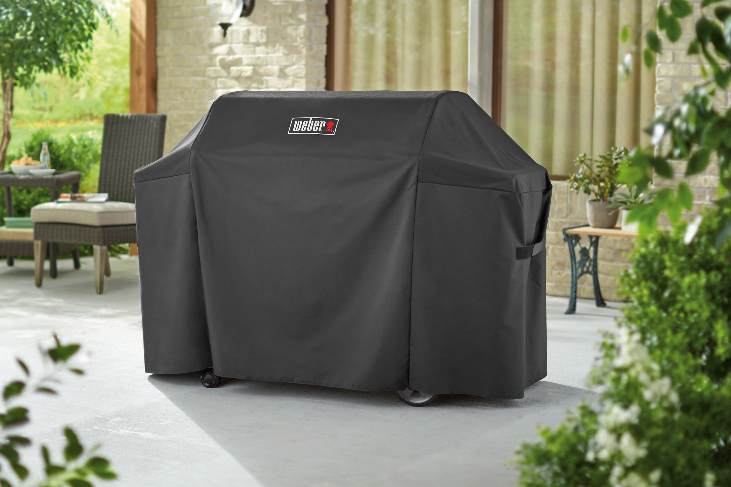Barbecue Weber avec housse de protection à l'extérieur