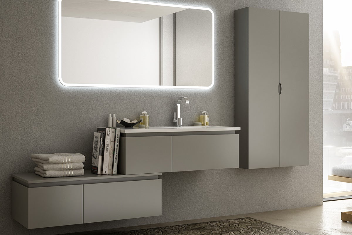Salle de bain moderne avec meuble-lavabo, armoire de toilette et miroir lumineux