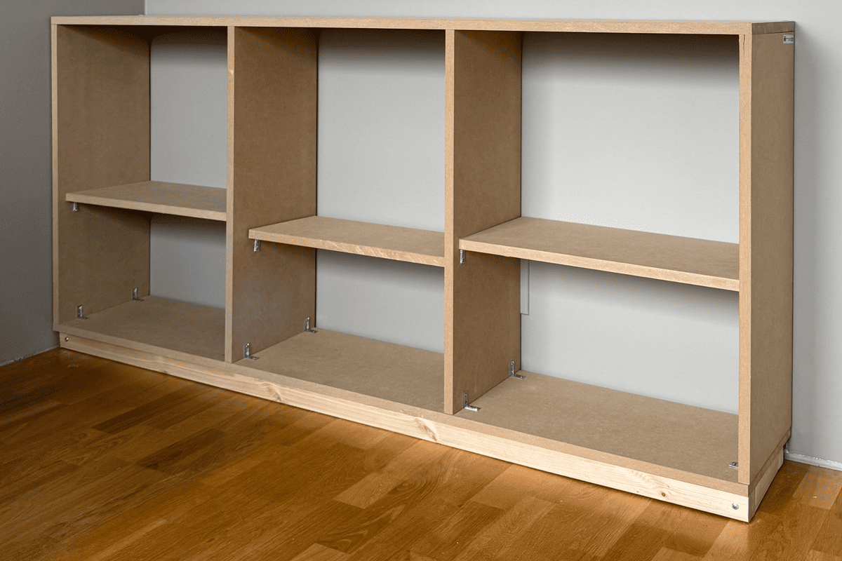 Offenes Holzregal mit mehreren Fächern