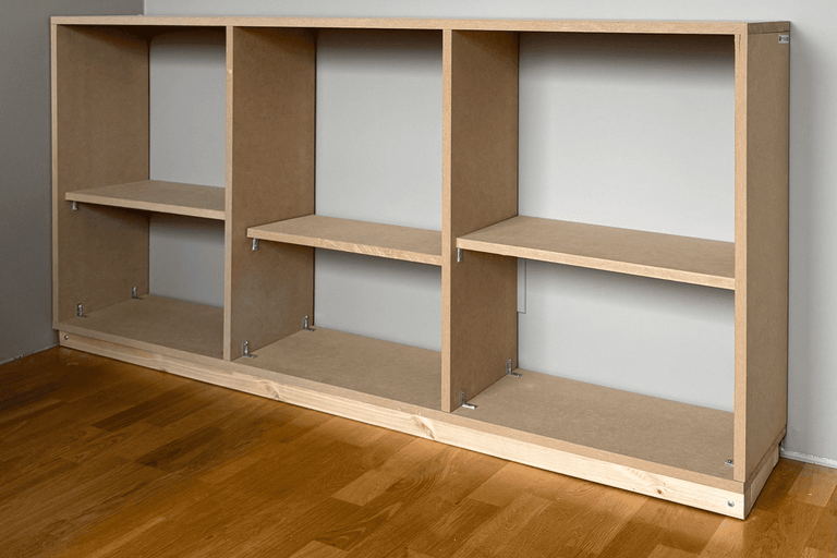 Offenes Holzregal mit mehreren Fächern