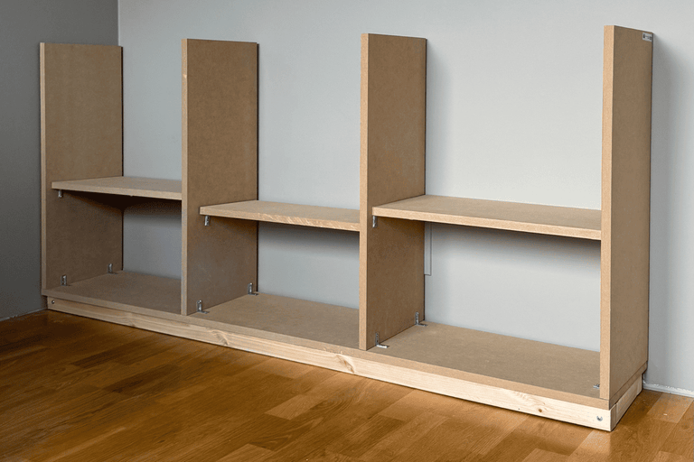 Unmontiertes Regalsystem aus Holz mit mehreren Fächern zur individuellen Gestaltung