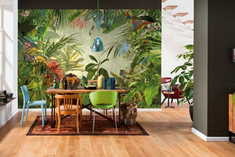 Salle à manger avec papier peint jungle, table en bois et chaises