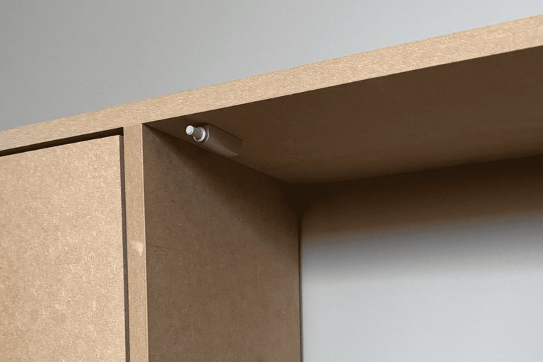 Schrank mit Möbeldrücker