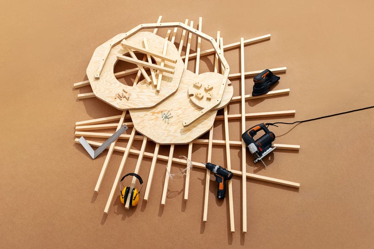 Instructions de construction d'un établi avec bois, vis, protection auditive, équerre, perceuse, ponceuse et scie sauteuse