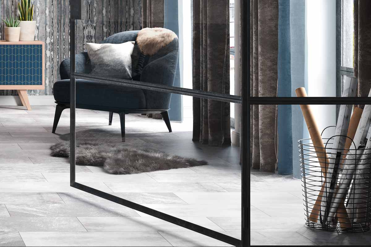 Wohnzimmer mit Sessel, Teppich und Dekorationsgegenständen