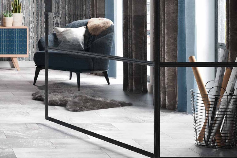 Salon avec fauteuil, tapis et décorations