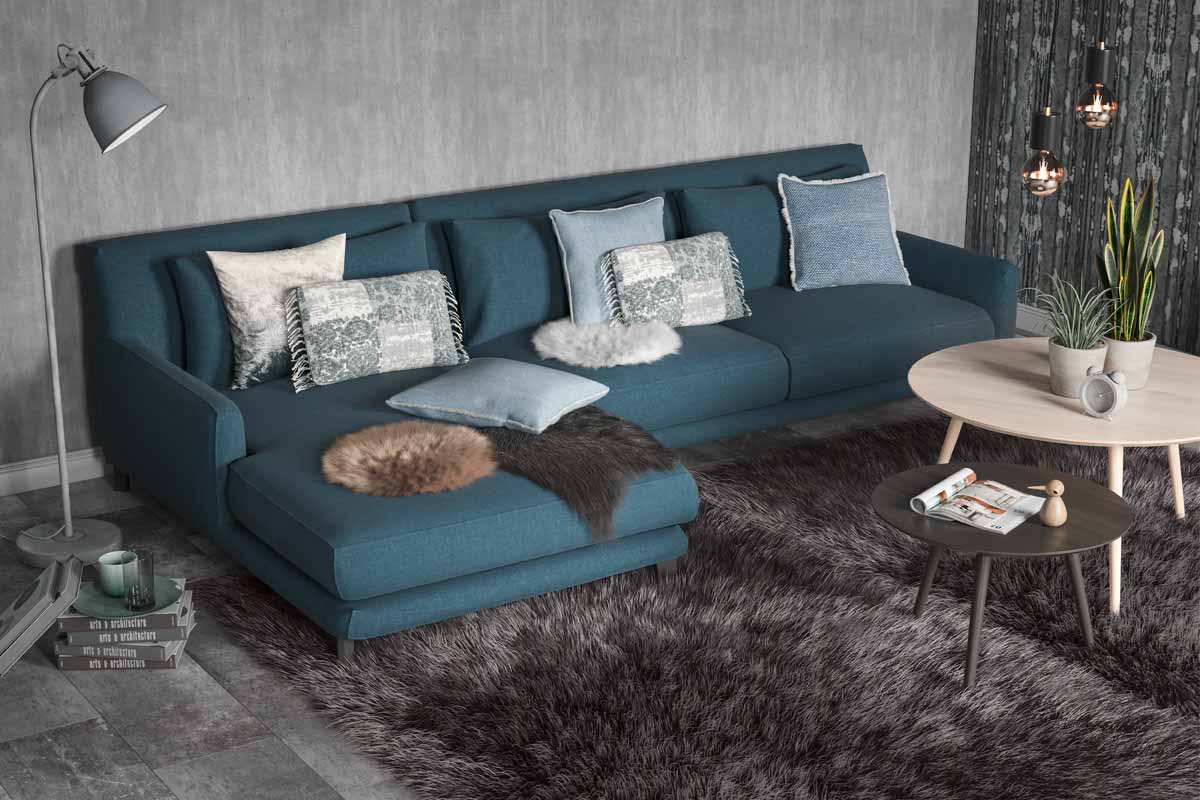 Wohnzimmer mit Sofa, Kissen, Teppich und Couchtischen.