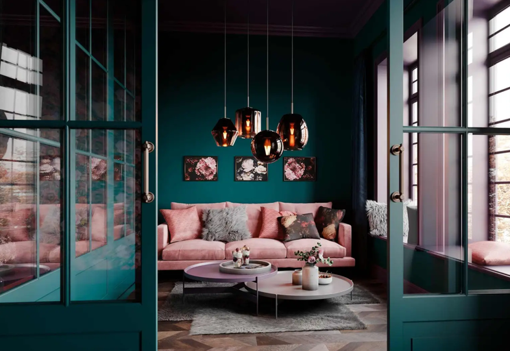 Wohnzimmer mit Sofa, Couchtisch und Pendelleuchten