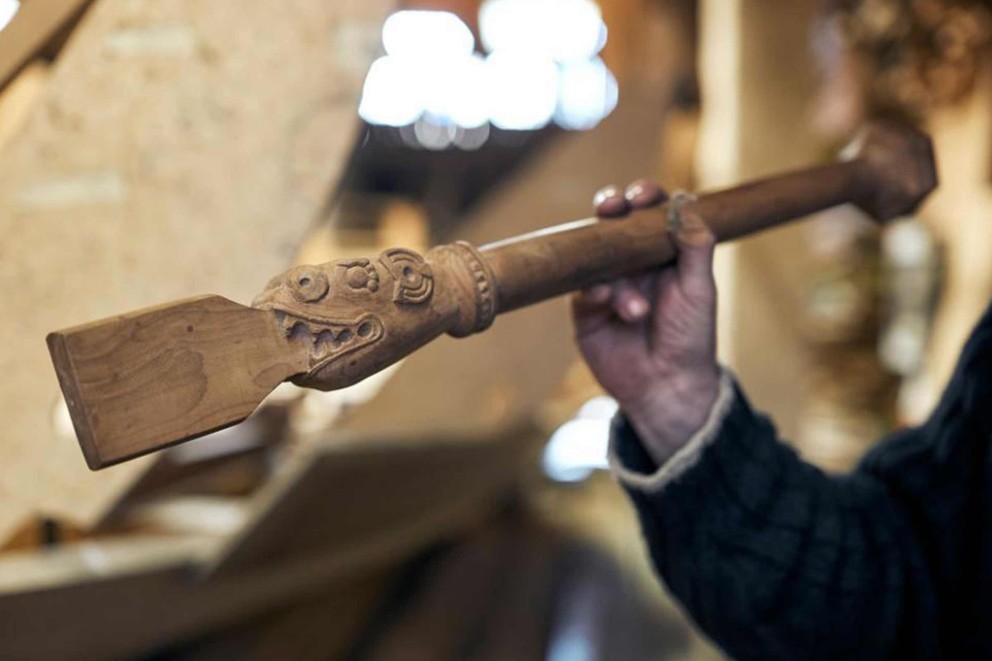 Cuillère en bois avec manche sculpté dans la main