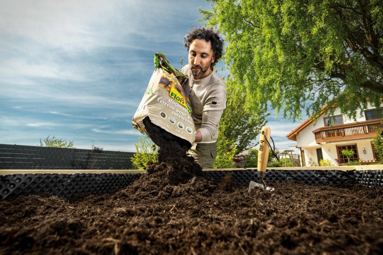 Remplir une jardinière surélevée