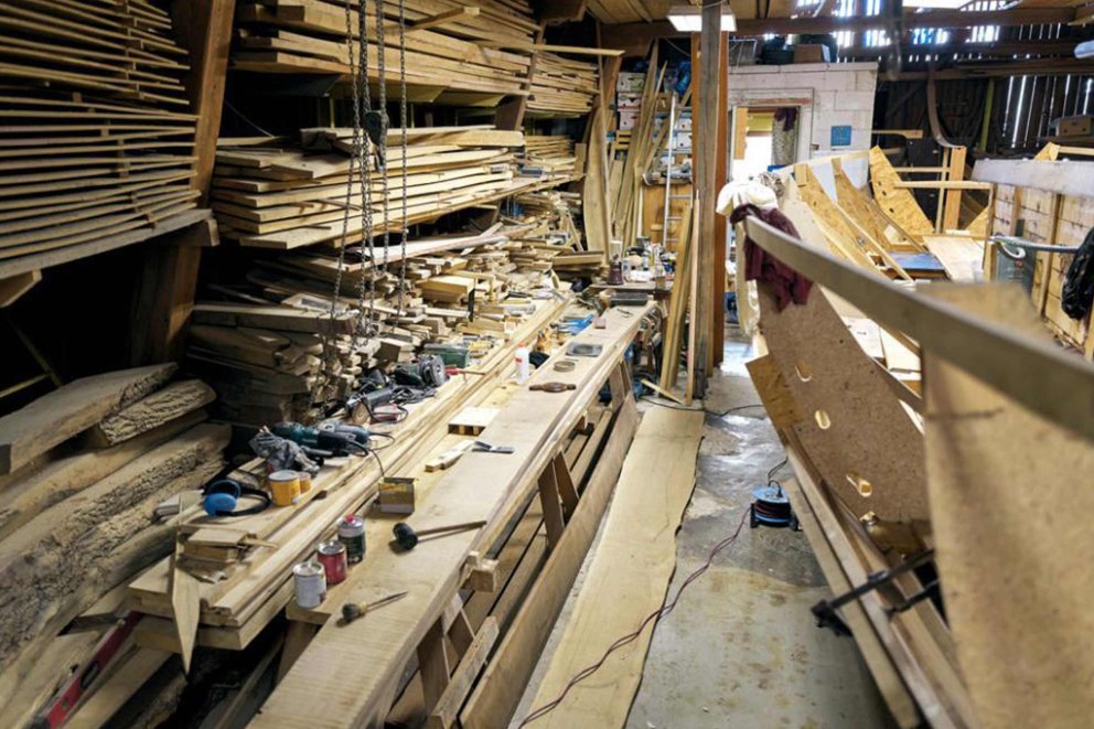 Atelier avec matériaux en bois et outils