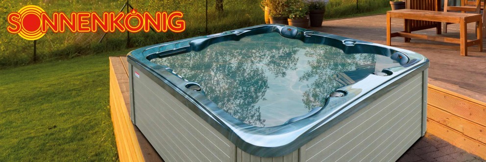 Jacuzzi Sonnenkönig sur une terrasse en bois dans le jardin