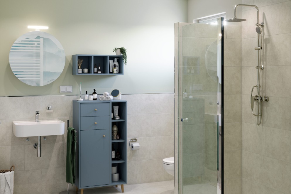 Salle de bains lumineuse avec lavabo, armoire de toilette, douche et toilettes