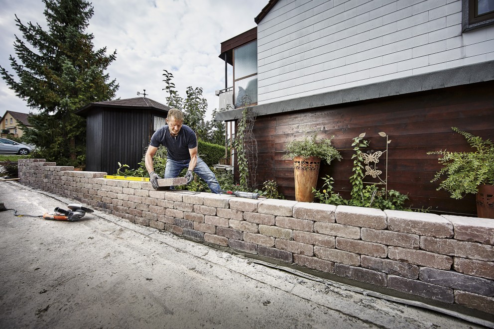 
							Construire un mur avec du mortier et des pierres
						