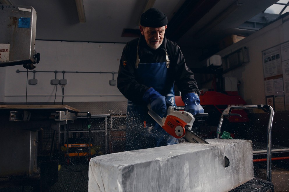 
				Duncan Hamilton, sculpteur sur glace britannique, travaille avec une tronçonneuse

			