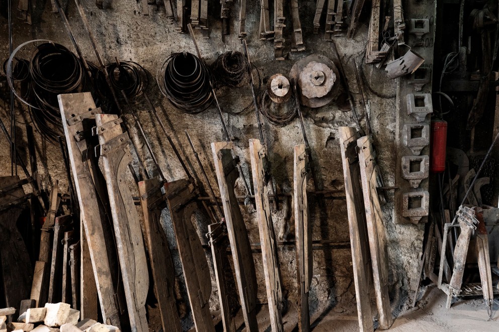 
				Schablonen und Werkzeuge, die seit Jahrhunderten von der Glockengiesserei Marinelli verwendet werden, um Glocken zu fertigen

			