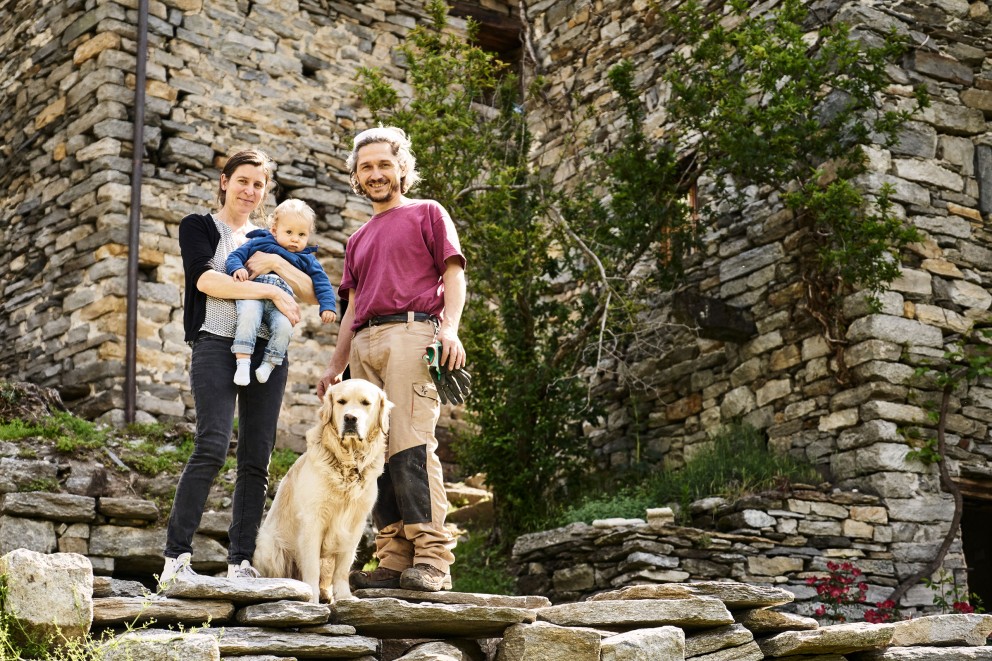 
				Une famille, un objectif: Maurizio Cesprini, sa femme Paola, son fils Emil et Otto, le chien. Paola aide son mari à reconstruire le village de Ghesio dans le nord de l’Italie

			
