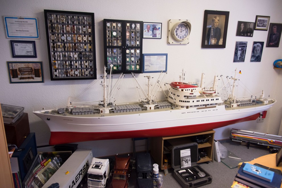 
				Au milieu des souvenirs: l&lsquo;«Osteblick», une réplique modifiée du navire musée de Hambourg «Cap San Diego».

			