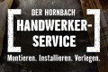 Handwerker mit Baustaub, der den HORNBACH Handwerkerservice anpreist