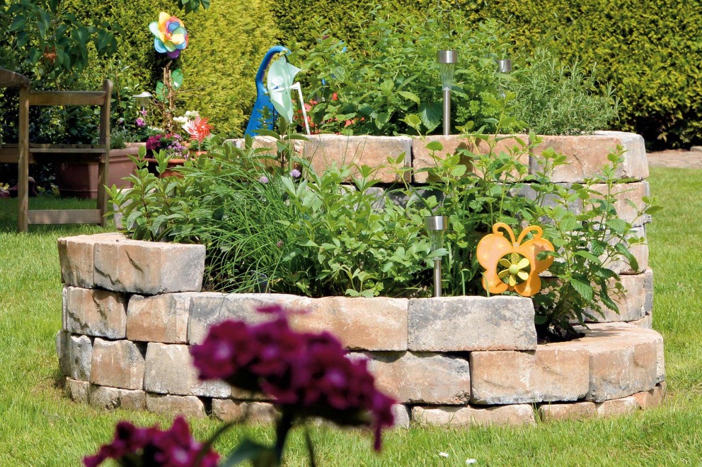 La spirale à fines herbes comme parterre pour toutes les herbes La spirale à fines herbes comme parterre pour toutes les herbes