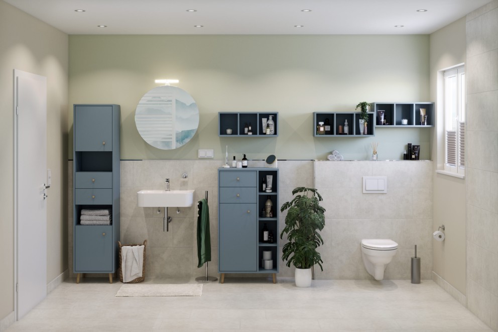 Salle de bain lumineuse avec lavabo, armoire de toilette, étagères et toilettes.