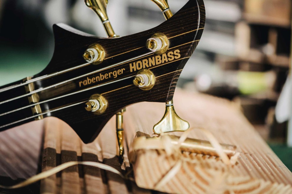 
				Die Kopfplatte von Mike Bolz’ selbst gebautem E Bass mit «Hornbass» Logo.

			
