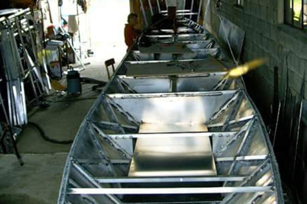 
				Michael Jansenberger et ses amis ont construit les membrures, le squelette du yacht, à l’aide de profilés alu T et alu L coupés sur mesure

			