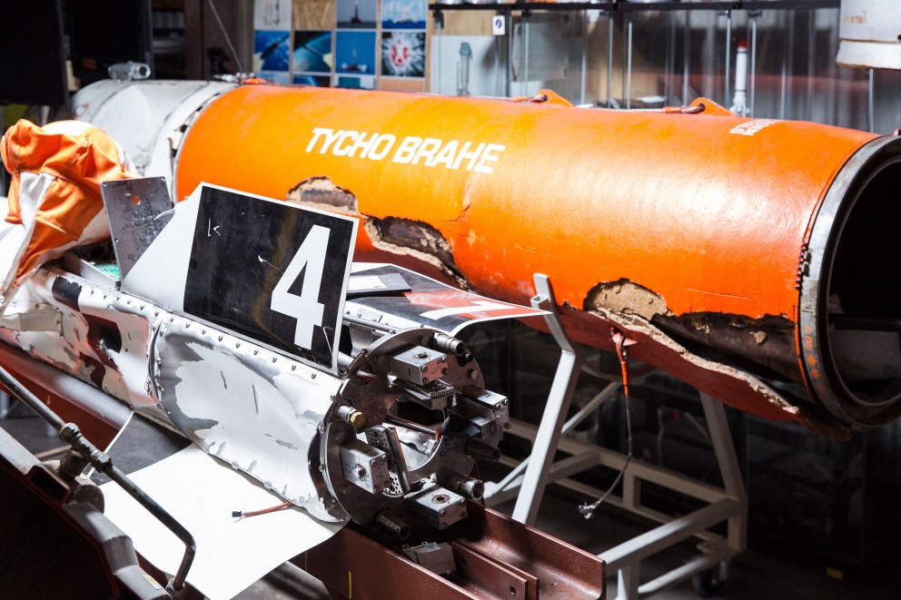Vaisseau spatial endommagé Tycho Brahe avec le numéro 4 sur le fuselage