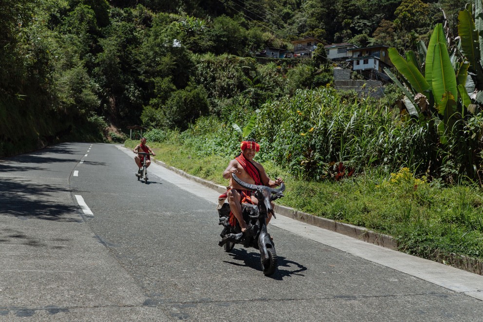 Le jour de la course, Jose descend dans la vallée sur le scooter en bois qu'il a construit lui même, en habit traditionnel ifugao. Le jour de la course, Jose descend dans la vallée sur le scooter en bois qu'il a construit lui même, en habit traditionnel ifugao.