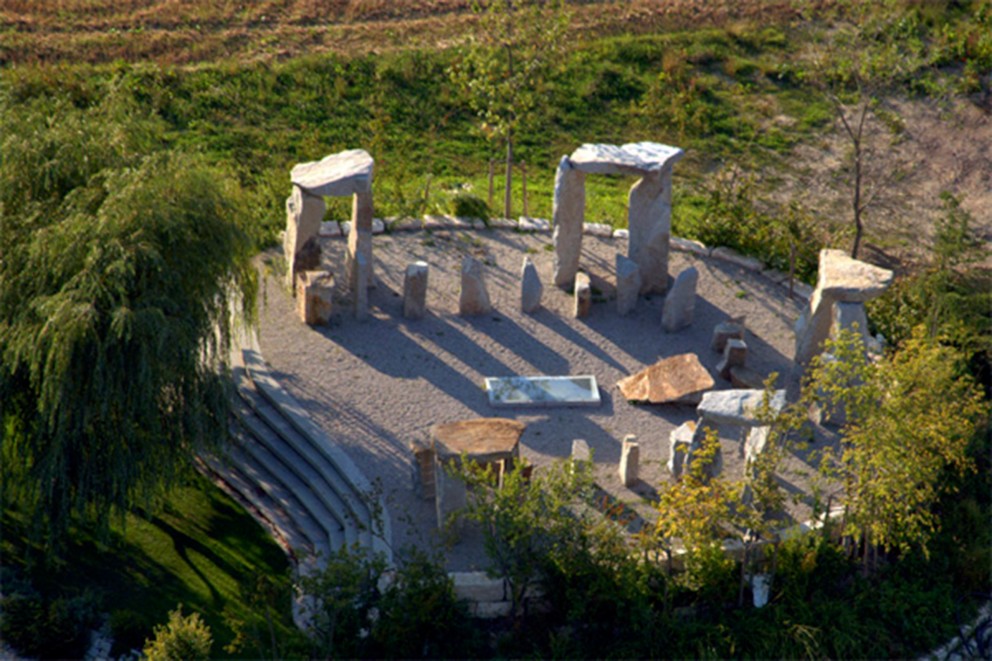 Landschaftsgestaltung mit Steinelementen in einem Garten