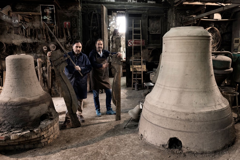Armando (à g.) et Pasquale Marinelli (à dr.) travaillent dur: les cloches qu'ils fondent dans ces moules pèsent plusieurs tonnes. Armando (à g.) et Pasquale Marinelli (à dr.) travaillent dur: les cloches qu'ils fondent dans ces moules pèsent plusieurs tonnes.
