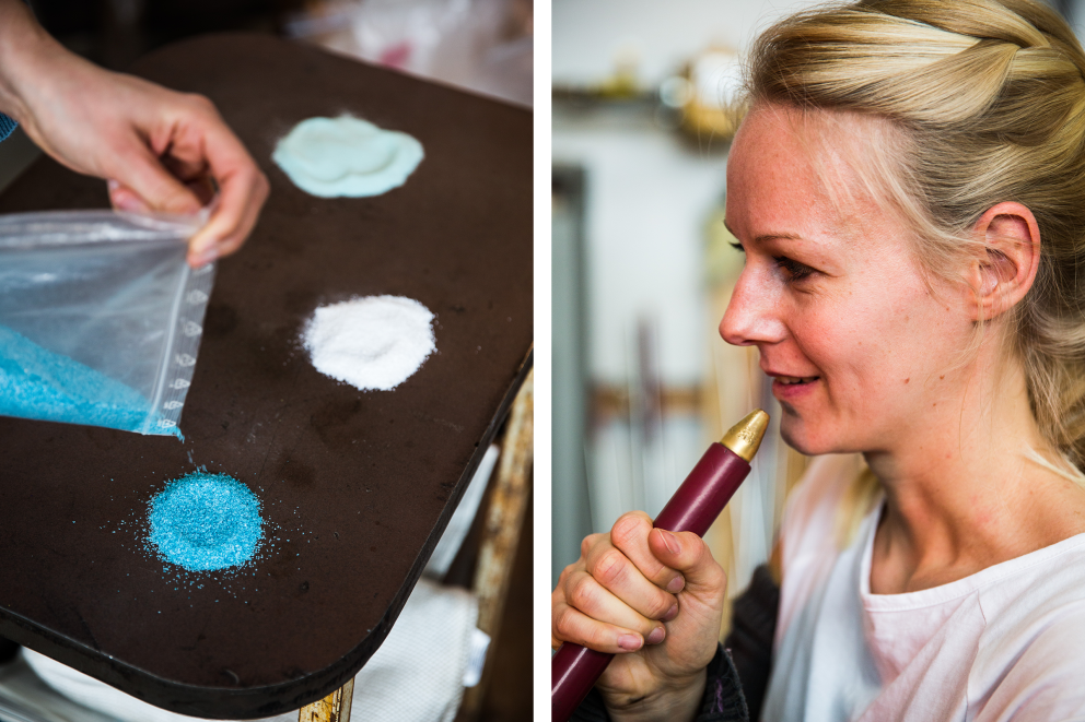 Autorin Birte Schmidt verstreut gemeinsam mit Sabine Putbrese, Leiterin des Workshops am Glasofen, zerbröseltes Farbglas in Weiss und zwei Blautönen auf einem Metalltisch Autorin Birte Schmidt verstreut gemeinsam mit Sabine Putbrese, Leiterin des Workshops am Glasofen, zerbröseltes Farbglas in Weiss und zwei Blautönen auf einem Metalltisch