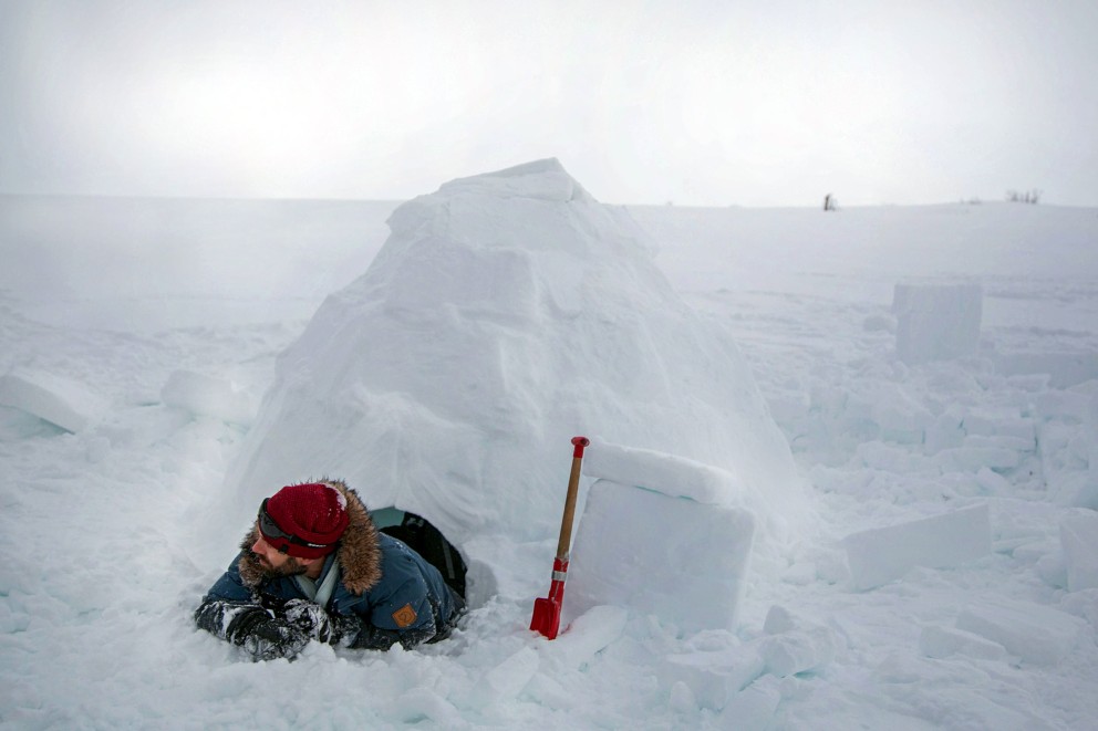 Vue dégagée sur l'immensité blanche: Sascha après sa première nuit dans l'igloo. Vue dégagée sur l'immensité blanche: Sascha après sa première nuit dans l'igloo.