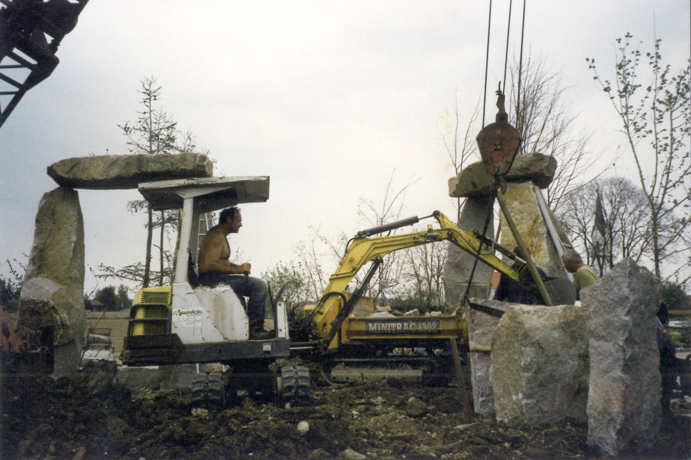 Aufbau einer Steinskulptur mit Bagger und Kran