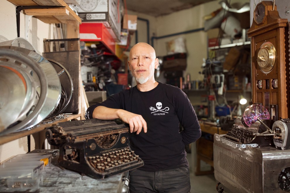 Le royaume de Georges Ayusawa: un bric à brac de pièces de ferraille, de vieilles machines à écrire et d'horloges. Le royaume de Georges Ayusawa: un bric à brac de pièces de ferraille, de vieilles machines à écrire et d'horloges.