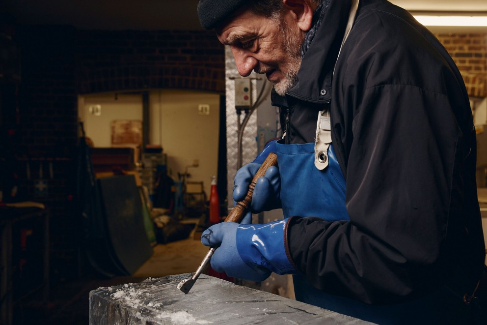 
				Avec un couteau, Duncan Hamilton, sculpteur sur glace londonien, trace les contours d&lsquo;un animal dans un bloc de glace

			