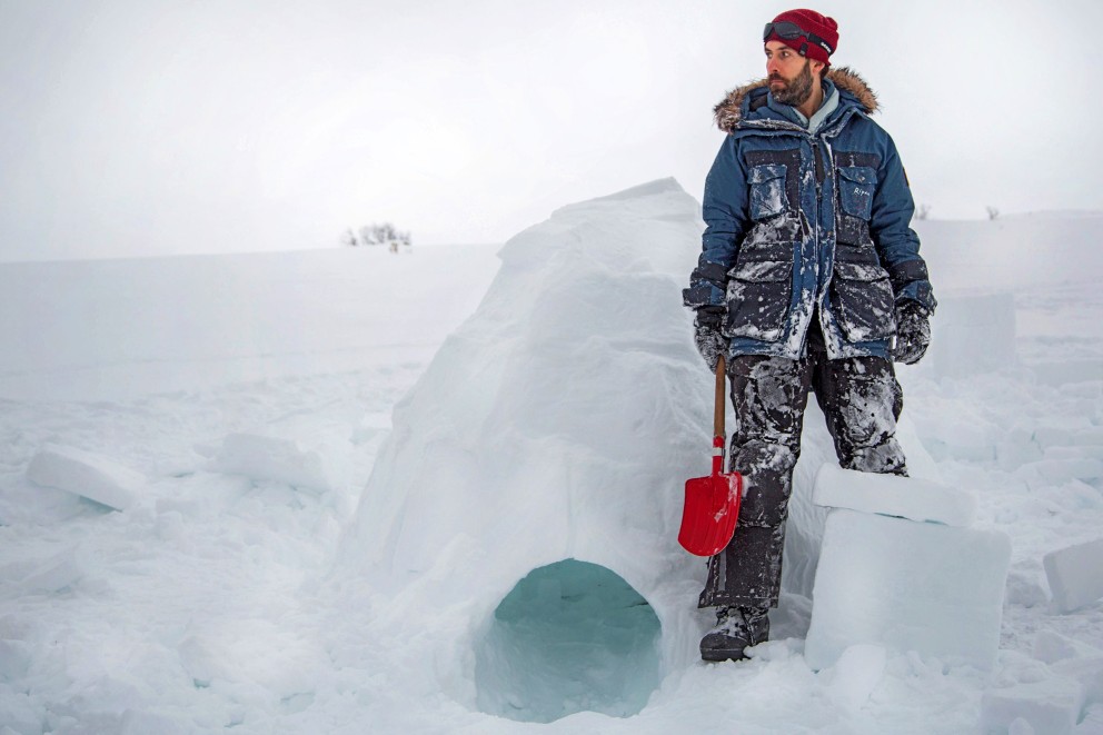 Il l'a fait: Sascha devant son igloo terminé. Il l'a fait: Sascha devant son igloo terminé.