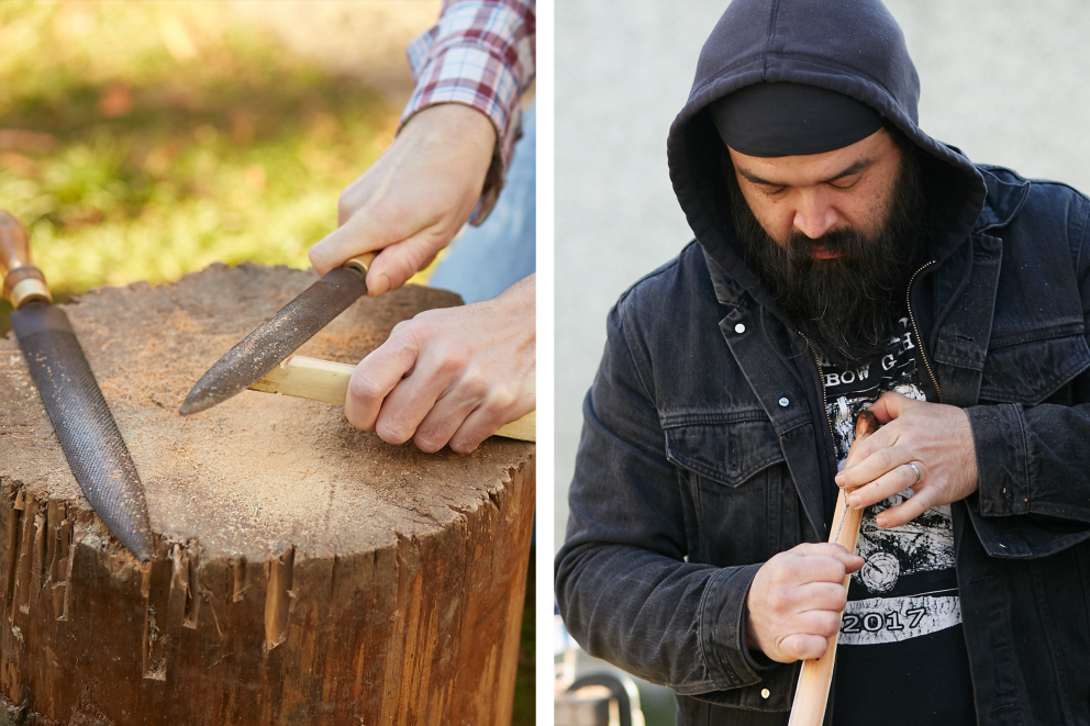 Mann bearbeitet Holz mit einer Holzraspel auf einem Baumstumpf