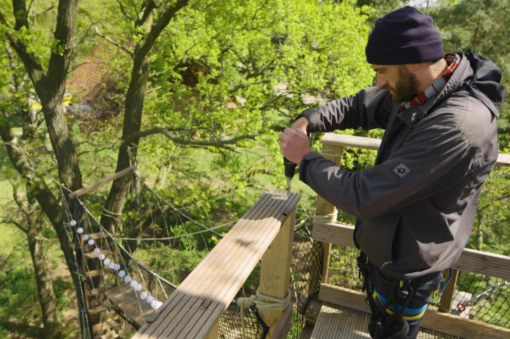 Lucas Wahl visse une planche sur sa cabane; elle servira de balustrade. Lucas Wahl visse une planche sur sa cabane; elle servira de balustrade.