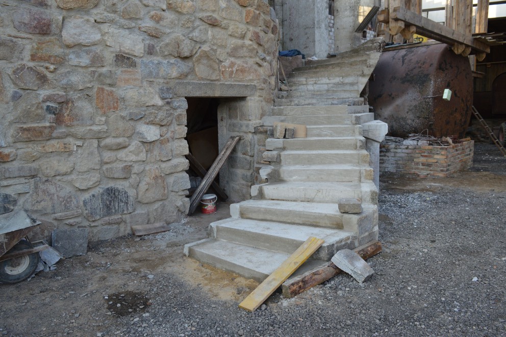
				Du béton est également utilisé: dans l&lsquo;escalier du château.

			