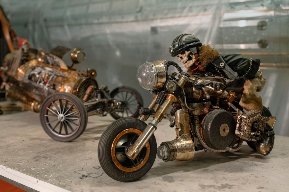 «First Ride», le premier «Speed Devil» de l'artiste de style steampunk Georges Ayusawa, pèse 8 kg. Son conducteur, «Broken Jaw», est une marionnette entièrement mobile fabriquée elle aussi avec minutie dans l'atelier de Neuchâtel, en Suisse. «First Ride», le premier «Speed Devil» de l'artiste de style steampunk Georges Ayusawa, pèse 8 kg. Son conducteur, «Broken Jaw», est une marionnette entièrement mobile fabriquée elle aussi avec minutie dans l'atelier de Neuchâtel, en Suisse.
