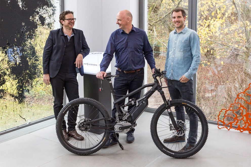 Michael Henke (à gauche) a conçu l'e bike «Grace» avec l'aide de Kalle Nicolai (au centre) et de Benjamin Börries (à droite).