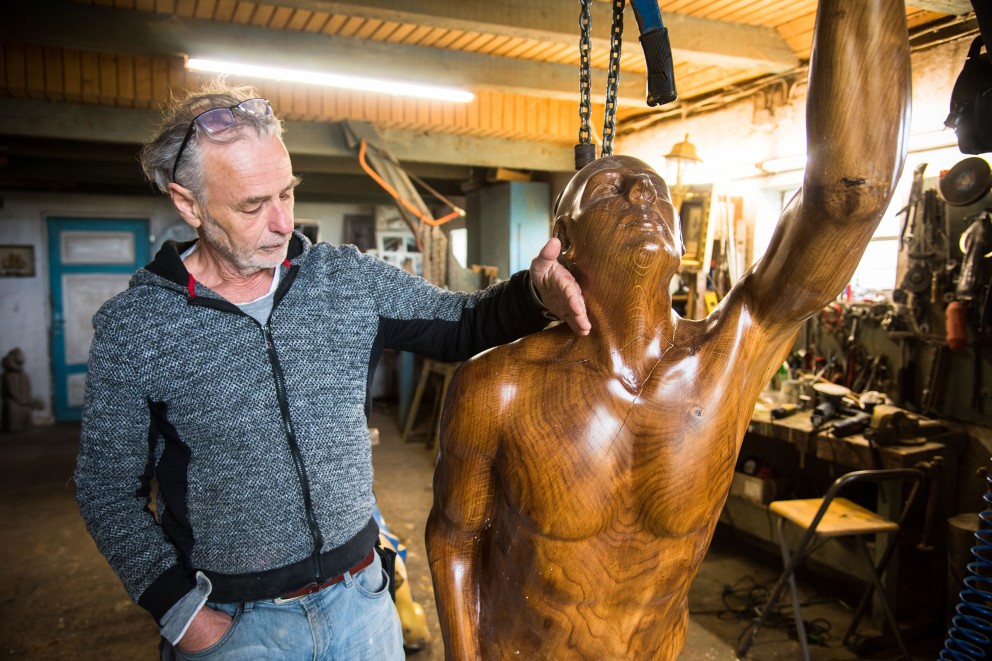 On coupe! Claus indique là où la figure presque terminée du «Mir» devrait être ouverte. On coupe! Claus indique là où la figure presque terminée du «Mir» devrait être ouverte.