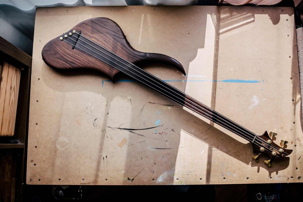 Der selbst gebaute E Bass, «Hornbass», von Mike Bolz. Der selbst gebaute E Bass, «Hornbass», von Mike Bolz.