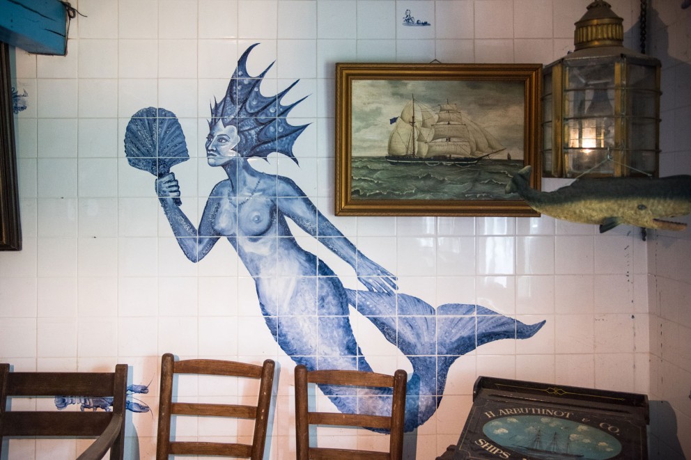 Premières peintures: le carrelage aux motifs marins en bleu de Delft décorent la pièce du rez de chaussée de la maison. Premières peintures: le carrelage aux motifs marins en bleu de Delft décorent la pièce du rez de chaussée de la maison.