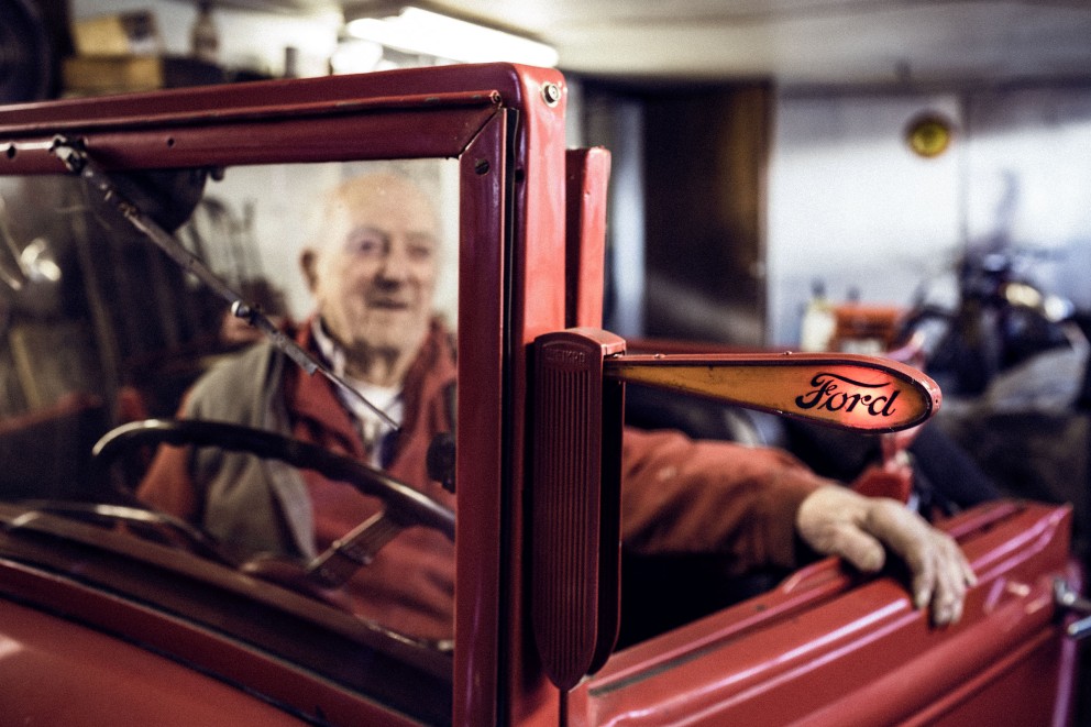 Da werden Erinnerungen wach: Der Ford Sedan und Olle – viel haben sie zusammen erlebt. Da werden Erinnerungen wach: Der Ford Sedan und Olle – viel haben sie zusammen erlebt.